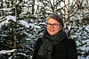 Inger Sundheim Fløistad står blant juletrærne.