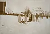 En stor gruppe personer som ser ut til å være klare for felles utflukt på ski. Bildet er fra et gårdstun, tatt vinterstid.