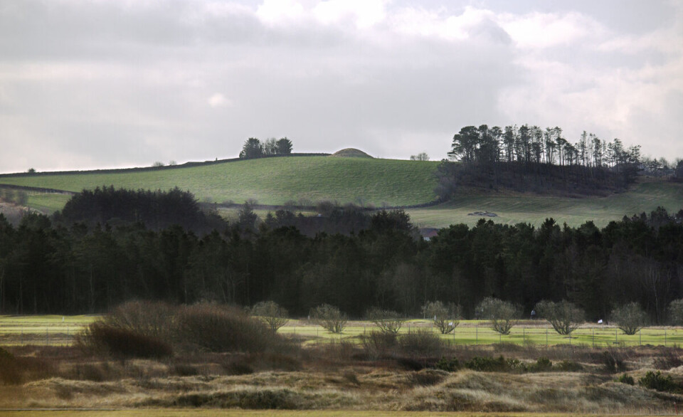 Gravhaugen Regehaugen er restaurert og Regekvinnens kammer og et kammer som rommet en rundt 200 år yngre mannsgrav, ligger åpne. Det går an å krype inn. Haugen er utformet i henhold til solen og dens bevegelse over himmelen. Selve gravkammeret er oppbygd av store steinheller, med solsymbol hogd inn på endeveggen.