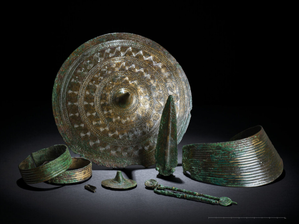 Gravgavene til Regekvinnen. Den monumentale graven hennes og det rike gravgodset setter Regekvinnen i same kategori som veldig rike kvinnegraver i Danmark og lenger sør på kontinentet. Smykkesetter framstår som et nærmest standardisert utstyr som kvinner av en viss klasse skulle ha.