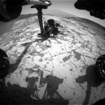 Her holder Curiosity på å bore ned i sjøbunnen i et område som forskerne kaller Mojave. (Foto: NASA/JPL-Caltech) Her holder Curiosity på å bore ned i sjøbunnen i et område som forskerne kaller Mojave. (Foto: NASA/JPL-Caltech)