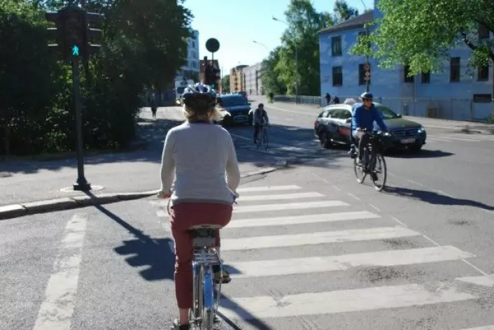 Det finnes mange ulike syklister i byen. Ifølge Trygg Trafikk bruker halvparten av alle syklister i Norge hjelm. Til sammenligning bruker bare 0,5 av syklistene hjelm i Nederland. (Foto: Marte Dæhlen / forskning.no)