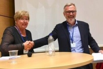 Tonen mellom Anne Kari Lande Hasle, leder av Bevæpningsutvalget og politimester i Oslo politidistrikt, Hans-Sverre Sjøvold var ikke så hjertelig som dette bildet tyder på, da de deltok i debatt på Politihøgskolens forskningskonferanse fredag 8. juni. (Foto: Anne Lise Stranden/forskning.no) Tonen mellom Anne Kari Lande Hasle, leder av Bevæpningsutvalget og politimester i Oslo politidistrikt, Hans-Sverre Sjøvold var ikke så hjertelig som dette bildet tyder på, da de deltok i debatt på Politihøgskolens forskningskonferanse fredag 8. juni. (Foto: Anne Lise Stranden/forskning.no)