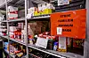 Matlager hos Frelsesarmeen i Oslo med hyller fulle av mat. Et skilt viser at denne hylla inneholder mat til store familier med minimum to barn.
