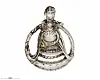 Amulett fra vikingtiden, sølvfarget med antydninger til noe mer gyllent. Kvinne som muligens har en hjelm på hodet holder armene rundt en rund gravid mage. Kvinnen er delvis omgitt av en ring som kan være en orm.