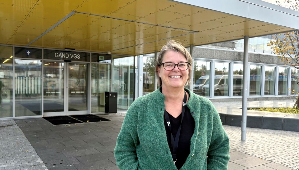 – Ungdommen kan ikke analoge samspill, og de kan ikke «small talk», sier lærer Helga Gjesteland ved Gand videregående skole i Sandnes. Lærer Helga Gjesteland utenfor skole