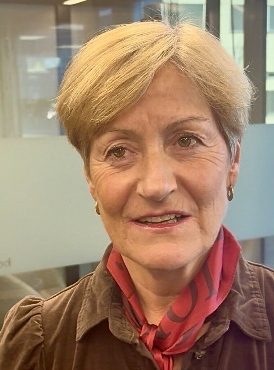 – Jeg tror dette må opp til de som kan lage lover og regler – de må hjelpe oss. Og foreldrene må engasjeres i større grad, for de vet ikke nok om hva som foregår, sier Ingrid Sejersted, rektor ved Torstad ungdomsskole i Asker. Foto av rektor Ingrid Sejersted