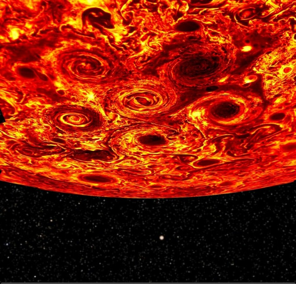 De seks syklonene på Jupiters sørpol, sett med kamera som ser infrarød stråling. De lysere feltene er tynnere skyer, mens de mørkere er tykkere. (Bilde: NASA/SWRI/JPL/ASI/INAF/IAPS)