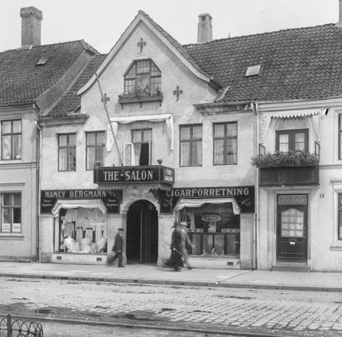 Sånn så Kaigaten 12 ut i gamle dager. (Foto:<br>Atelier KK, Utlån: Billedsamlingen, UiB) Sånn så Kaigaten 12 ut i gamle dager. (Foto:<br>Atelier KK, Utlån: Billedsamlingen, UiB)