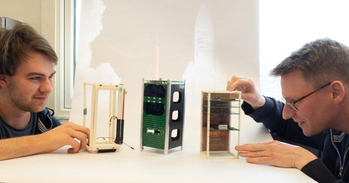 NTNU-forskerne samarbeider også med NTNU-studenter som lærer seg å bygge satellitter. På bildet bygger student Håkon Kindem og overingeniør Amund Gjersvik satellitter som er enda mindre enn de som skal brukes til å overvåke giftige alger. (Foto: Kai Dragland, NTNU) NTNU-forskerne samarbeider også med NTNU-studenter som lærer seg å bygge satellitter. På bildet bygger student Håkon Kindem og overingeniør Amund Gjersvik satellitter som er enda mindre enn de som skal brukes til å overvåke giftige alger. (Foto: Kai Dragland, NTNU)
