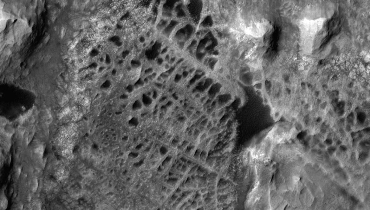 Hva er disse linjene og mønstrene på Mars?