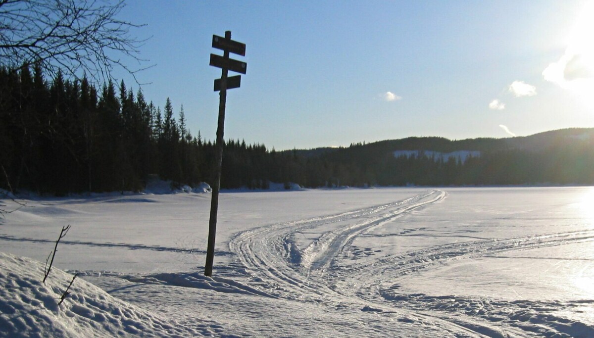 Hvorfor er noen områder i skiløypa isete?