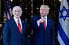 Trump og Netanyahu i likt antrekk: Mørkeblå dress, hvit skjorte og rødt slips, med USA- og Israel-flagg bak dem.