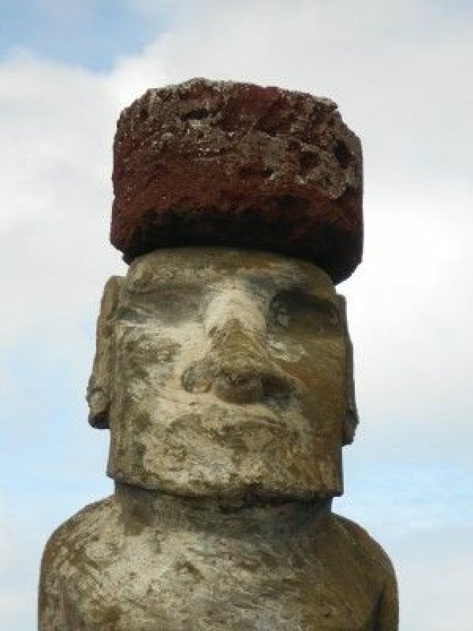 Herre min hatt! Overkropp og hodeplagg er hugget ut i ulike typer med stein. (Foto: Sean Hixon)