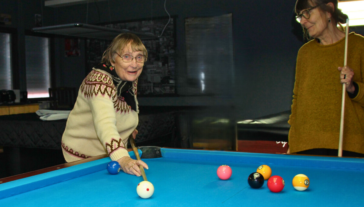 Annelise (85) spiller biljard med venner hver onsdag: – Her tar vi vare på hverandre