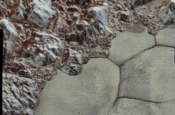 Et annet utsnitt av Sputnik-platået og Al-idrisi-fjellene. (Bilde: NASA/JHUAPL/SwRI) Et annet utsnitt av Sputnik-platået og Al-idrisi-fjellene. (Bilde: NASA/JHUAPL/SwRI)