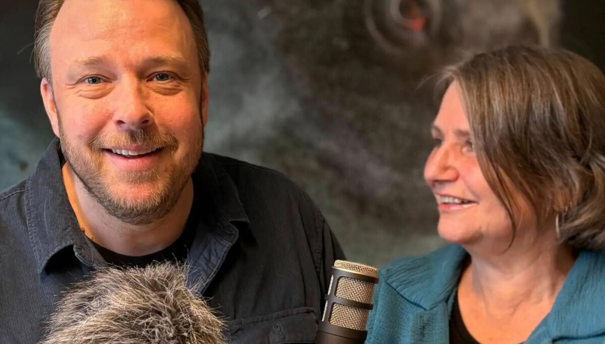 Noen bønder lar kua og kalven være sammen lenge etter fødselen. Hva skjer da?