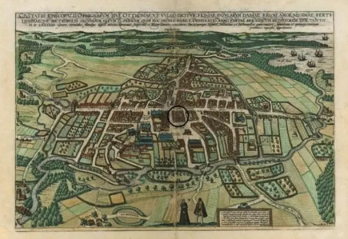 En gjengivelse av Odense by fra 1593. Sirkelen viser plasseringen av utgravingen, like nord for Overgade/Vestergade-forløpet. (Foto: Wikimedia)