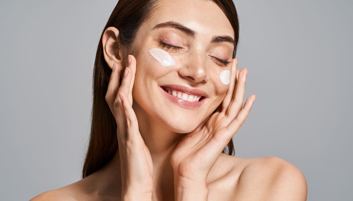 Hvordan kan du holde huden fin og unngå rynker? Her er hudlegenes tips