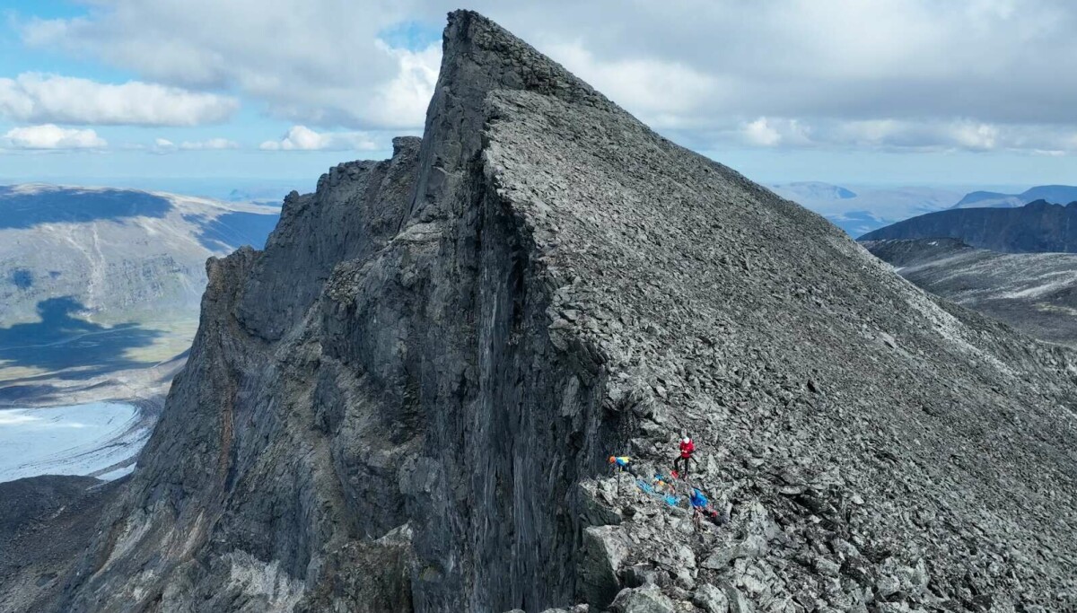 Magmatrykket kan folde solid fjell på under én dag