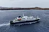 Bilde av et luksus cruiseskip på havet tatt ovenifra.
