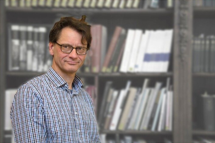 Jon Røyne Kyllingstad på Museum for universitets- og vitenskapshistorie viser iutstillingen sin at Bonnevies forskning på fingeravtrykk handlet om gruppeidentitet og rase. (Foto: Yngve Vogt) Jon Røyne Kyllingstad på Museum for universitets- og vitenskapshistorie viser iutstillingen sin at Bonnevies forskning på fingeravtrykk handlet om gruppeidentitet og rase. (Foto: Yngve Vogt)