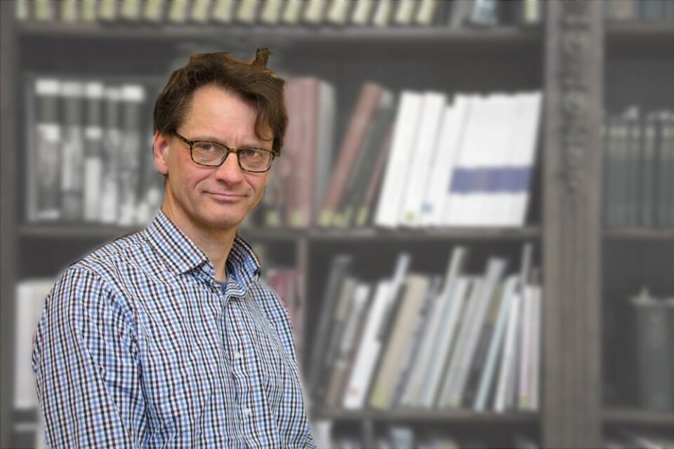 Jon Røyne Kyllingstad på Museum for universitets- og vitenskapshistorie viser iutstillingen sin at Bonnevies forskning på fingeravtrykk handlet om gruppeidentitet og rase. (Foto: Yngve Vogt)