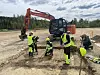 Fem arkeologer undersøker jordet på Mørstad gård. En av dem blir intervjuet av media. I bakgrunnen står det en gravemaskin.
