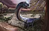 Illustrasjon av en langhalset dinosaur i et tropisk forhistorisk landskap med en mindre dinosaur i bakgrunnen.