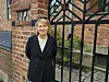 Tove Godskesen står foran en murbygning.
