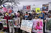 Demonstranter holder skilt og bannere mot USAID-kutt foran Capitol i Washington.
