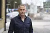 Portrettbilde av Mattias Forsell i mørkeblå skjorte utendørs.