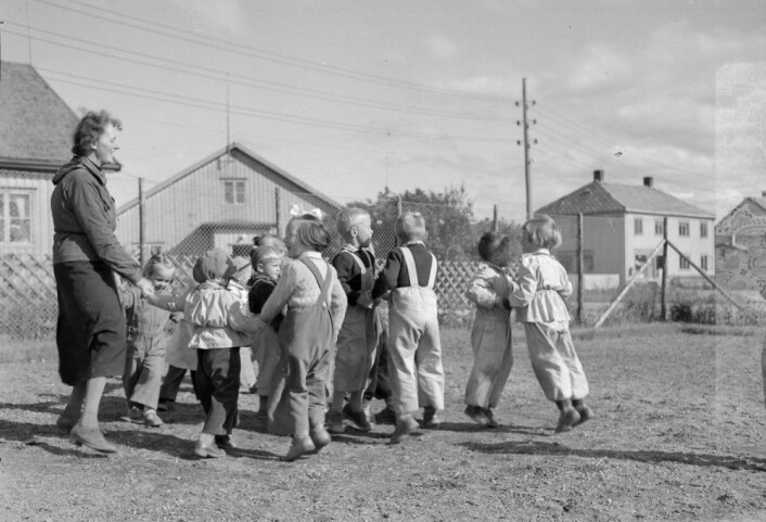 En studie gjort av barnehageforsker Lise Holt i 1972 viste den gangen at allerede tre til fem år etter eksamen, så hadde nesten halvparten av alle nyutdannede barnehagelærere gått over til å bli husmødre. Bildet viser Berg Barnehage på Strinda i Sør-Trøndelag i 1952 og er hentet fra en reportasje Adresseavisen lagde om et den gangen helt nytt tiltak, drevet av det lokale husmorlaget. (Foto: Adresseavisen/ Sverresborg Trøndelag Folkemuseum/ Digitalt museum) En studie gjort av barnehageforsker Lise Holt i 1972 viste den gangen at allerede tre til fem år etter eksamen, så hadde nesten halvparten av alle nyutdannede barnehagelærere gått over til å bli husmødre. Bildet viser Berg Barnehage på Strinda i Sør-Trøndelag i 1952 og er hentet fra en reportasje Adresseavisen lagde om et den gangen helt nytt tiltak, drevet av det lokale husmorlaget. (Foto: Adresseavisen/ Sverresborg Trøndelag Folkemuseum/ Digitalt museum)