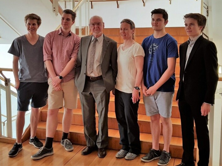 Ungdommer med stor interesse for matematikk fikk møte Langlands. - Gjør det dere har lyst til, var rådet hans til dem. - Vær forsiktig med hvem dere hører på. Jeg har alltid gjort det jeg ville selv. (Foto: Nina Kristiansen) Ungdommer med stor interesse for matematikk fikk møte Langlands. - Gjør det dere har lyst til, var rådet hans til dem. - Vær forsiktig med hvem dere hører på. Jeg har alltid gjort det jeg ville selv. (Foto: Nina Kristiansen)