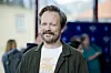 Einar Tørnquist står foran et TV 2-arrangement i Grieghallen i Bergen.