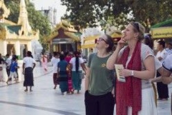 Forsker Iselin Frydenlund til venstre. Her sammen med en student fra Menighetsfakultetet under et besøk til «Shwedagon Padoga», det aller helligste buddhistiske tempelet i Myanmar. (Foto: Rebekka Opsal) Forsker Iselin Frydenlund til venstre. Her sammen med en student fra Menighetsfakultetet under et besøk til «Shwedagon Padoga», det aller helligste buddhistiske tempelet i Myanmar. (Foto: Rebekka Opsal)