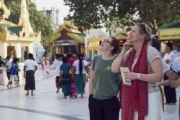 Forsker Iselin Frydenlund til venstre. Her sammen med en student fra Menighetsfakultetet under et besøk til «Shwedagon Padoga», det aller helligste buddhistiske tempelet i Myanmar. (Foto: Rebekka Opsal)