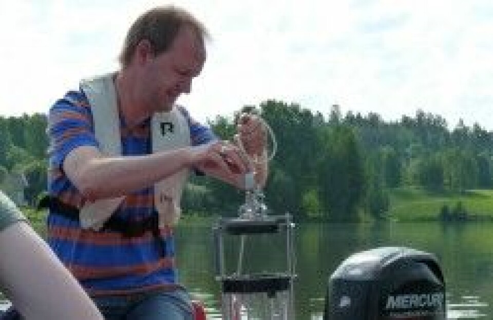 Professor Thomas Rohrlack tar vannprøver av en innsjø. (Foto: Gunnhild Riise)