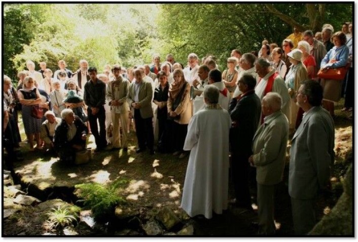 Kristne og muslimske pilegrimer sammen ved et pilegrimsmål i Bretagne. Stedet er dedikert til De hellige syvsoverne fra Efesos, som figurerer i en fortelling kjent både i den kristne og muslimske tradisjonen. Dette har blitt en viktig arena for interreligiøs dialog og kristent-muslimsk felleskap i Frankrike. (Foto: Manoël Pénicaud) Kristne og muslimske pilegrimer sammen ved et pilegrimsmål i Bretagne. Stedet er dedikert til De hellige syvsoverne fra Efesos, som figurerer i en fortelling kjent både i den kristne og muslimske tradisjonen. Dette har blitt en viktig arena for interreligiøs dialog og kristent-muslimsk felleskap i Frankrike. (Foto: Manoël Pénicaud)