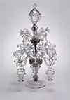 En glassfigur eller skulptur som kalles en bordoppsats laget av glass. Den har armer akkurat som en lysekrone.