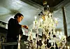 Kirketjener Bjørn Idar Sommer tenner stearinlys i en av de store lysekronene fra Nøstetangen som henger  i Kongsberg kirke.