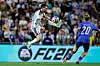 Fotballspiller Lionel Messi hopper i lufta med ballen på venstre fot. En islandsk spiller løper foran han. Publikum skimtes i bakgrunnen.