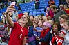 Fotballspiller Vilde Bøe Risa tar en selfie sammen med en gjeng jenter på stadion etter en VM-kvalifiseringskamp.