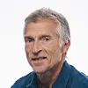 Portrettbilde av Matti Goksøyr i blå skjorte med blå øyne og grått hår.