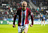 Erling Haaland feirer foran tribunene etter scoring i en landskamp.