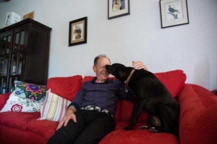 Forskeren Clive Wynne med sin hund i hjemmet i Tempe, Arizona. Han er professor i psykologi og sjef ved Arizona State University’s Canine Science Collaboratory. (Foto: Deanna Dent/Arizona State University) Forskeren Clive Wynne med sin hund i hjemmet i Tempe, Arizona. Han er professor i psykologi og sjef ved Arizona State University’s Canine Science Collaboratory. (Foto: Deanna Dent/Arizona State University)