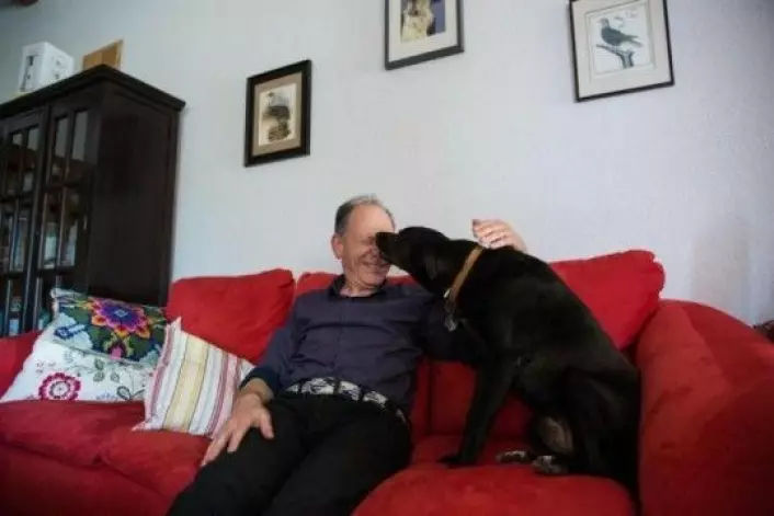 Forskeren Clive Wynne med sin hund i hjemmet i Tempe, Arizona. Han er professor i psykologi og sjef ved Arizona State University’s Canine Science Collaboratory. (Foto: Deanna Dent/Arizona State University)