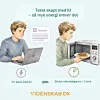 Illustrasjon av to gutter, en ved laptop og en ved mikrobølgeovn. Det står 'Tekst skapt med KI - så mye energi krever det' og 'en tekst med KI = bruke mikrobølgeovn i 1 time'.
