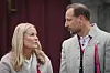Nærbilde av Mette-Marit og Haakon som står utendørs og snakker sammen.