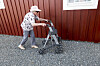 Eldre dame som går med rullatoren sin.